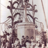 Las hermanas Bobadilla Arana, junto a familiares para el arreglo de la Santa Cruz  1938